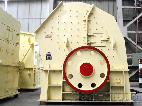 重錘式破碎機(jī)側(cè)面