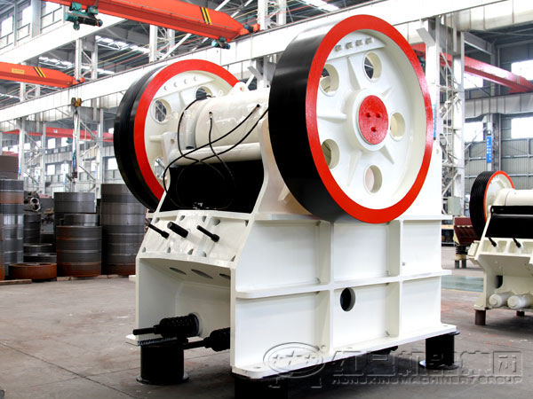 鄂式破碎機(jī)背面