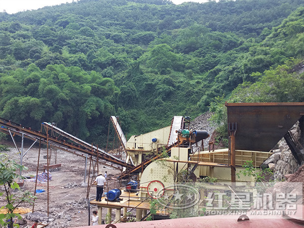時(shí)產(chǎn)50-100噸砂石塊錘式破碎機(jī)作業(yè)現(xiàn)場