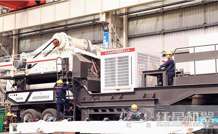 時(shí)產(chǎn)200噸車(chē)式流動(dòng)建筑垃圾破碎站車(chē)間