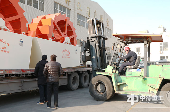 用戶到廠參觀洗砂機(jī)