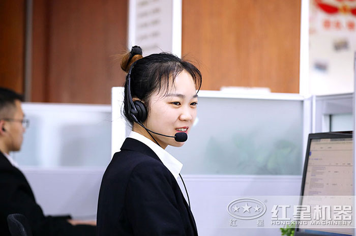 紅星客服面帶微笑為用戶答疑解惑