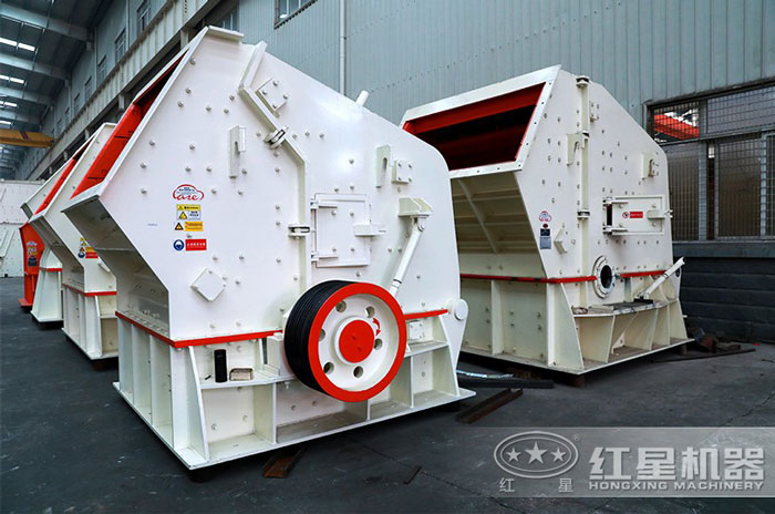 對中等硬度以下的石塊進行破碎的反擊式破碎機