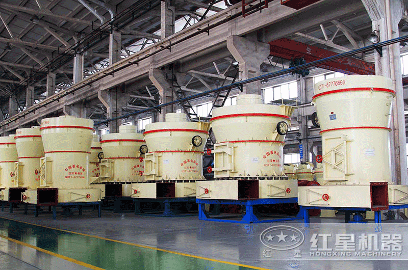 各種規(guī)格的磨粉機(jī)蓄勢(shì)待發(fā)