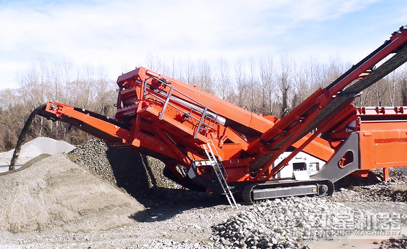 小型車載鵝卵石移動(dòng)石子破碎機(jī)加工現(xiàn)場(chǎng)