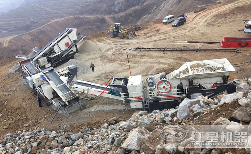 移動(dòng)式制砂生產(chǎn)線現(xiàn)場(chǎng)