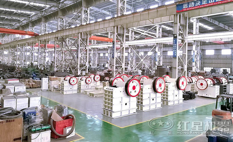 紅星鋁土礦粉碎機(jī)生產(chǎn)車間一角——設(shè)備種類齊全，型號(hào)眾多