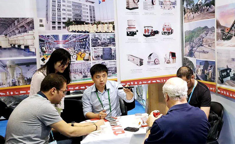 紅星展會(huì)現(xiàn)場(chǎng)——紅星工作人員正為用戶(hù)講解破碎設(shè)備