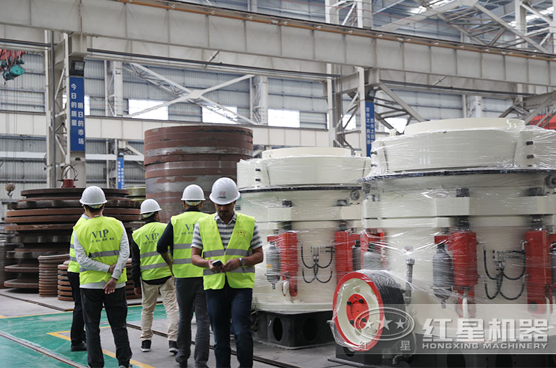 用戶(hù)來(lái)廠實(shí)地參觀圓錐式破碎機(jī)