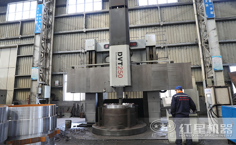 紅星現(xiàn)代化生產(chǎn)車間一角，工作人員正用心工作