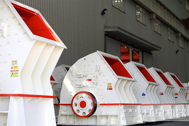 紅星錘式破碎機(jī)生產(chǎn)車間，品種多樣，型號(hào)眾多