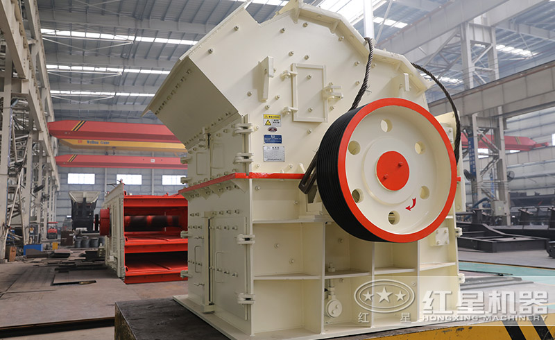 紅星細(xì)碎機(jī)生產(chǎn)車間，用心打造高品質(zhì)設(shè)備