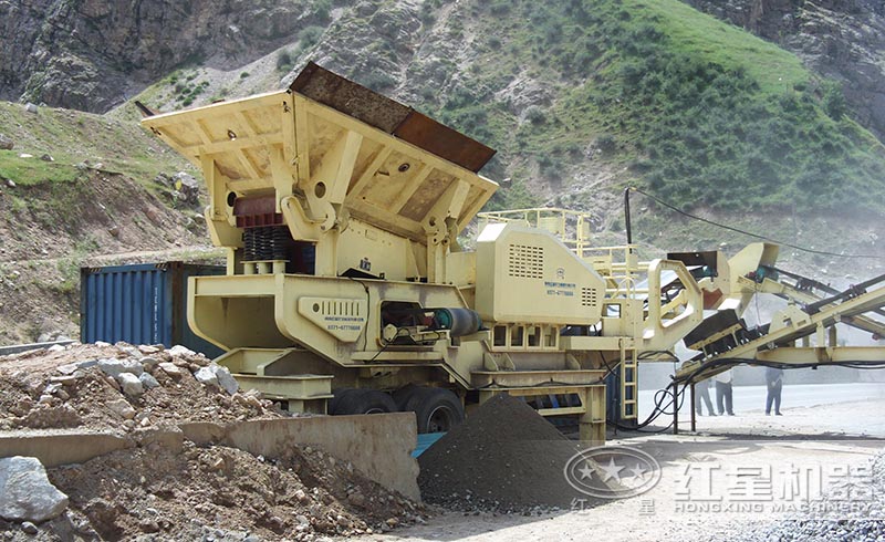 紅星全自動(dòng)打石頭機(jī)器生產(chǎn)現(xiàn)場(chǎng)