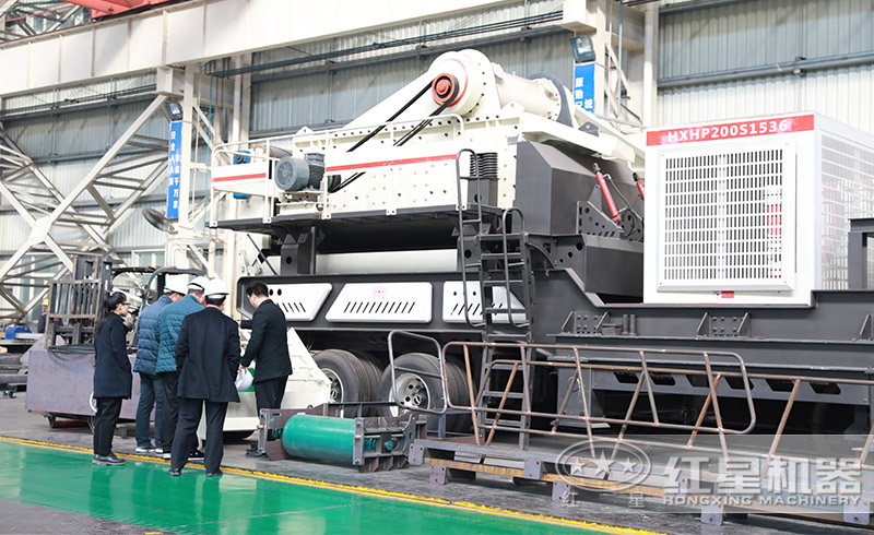 紅星全自動(dòng)打石機(jī)生產(chǎn)車間一角——工作人員正為用戶朋友介紹全自動(dòng)打石機(jī)