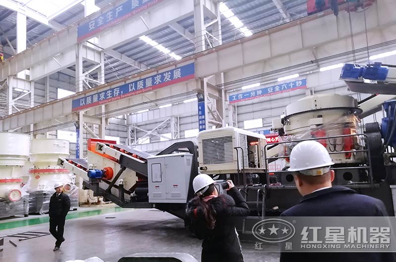 紅星移鵝卵石移動圓錐破碎機更加機動靈活、節(jié)能環(huán)保