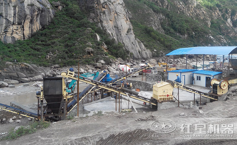 砂巖制砂生產(chǎn)線(xiàn)現(xiàn)場(chǎng)