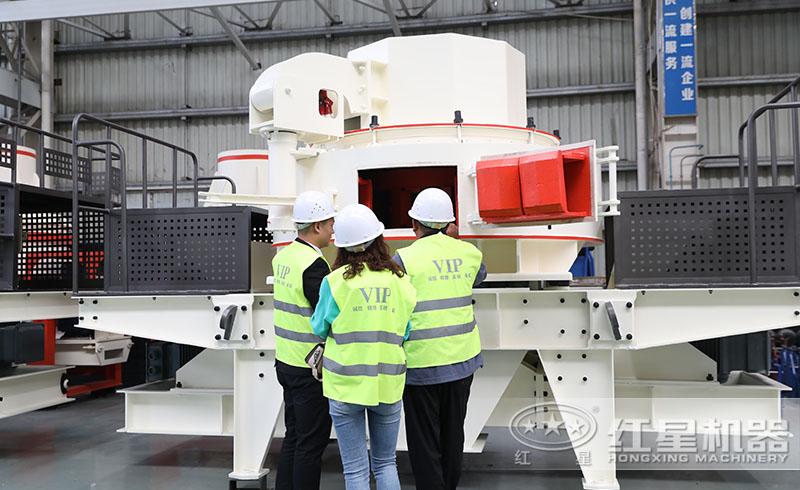 用戶(hù)來(lái)紅星廠(chǎng)區(qū)參觀(guān)購(gòu)置砂巖制砂機(jī)