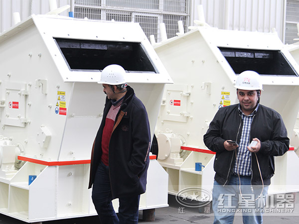 外國(guó)友人不遠(yuǎn)萬(wàn)里前來(lái)紅星廠區(qū)參觀反擊式破碎機(jī)