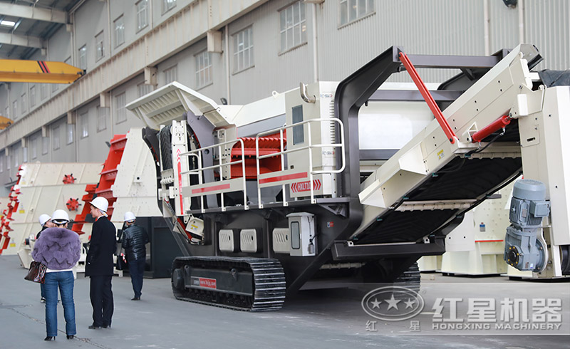 用戶來紅星廠區(qū)參觀購置移動碎石機