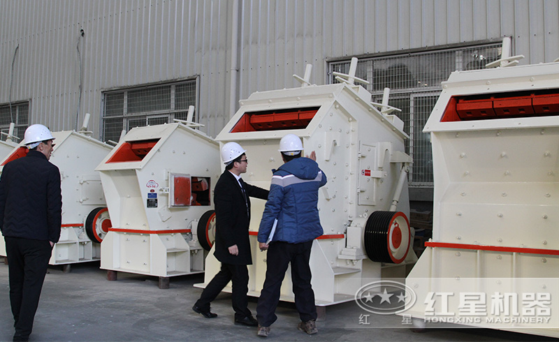用戶來紅星廠區(qū)參觀了解反擊式破碎機(jī)