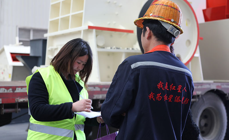 紅星錘式破碎機(jī)發(fā)貨中