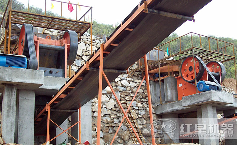 紅星顎式破碎機(jī)碎石現(xiàn)場