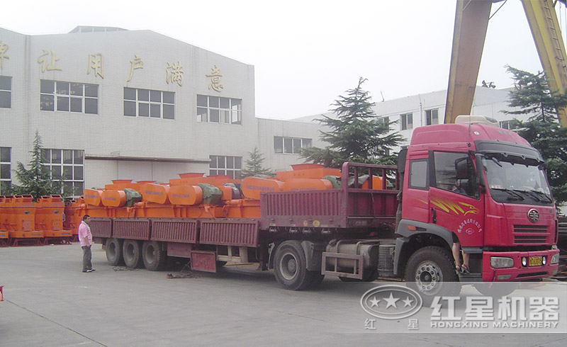 紅星對(duì)輥式破碎機(jī)正火速裝車(chē)發(fā)貨中