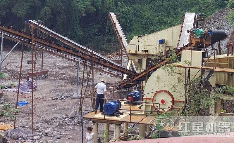 紅星錘式破碎機(jī)碎石現(xiàn)場(chǎng)