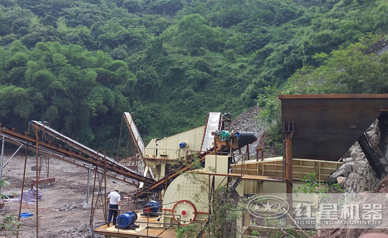 紅星固定式錘式破碎機(jī)碎石現(xiàn)場(chǎng)