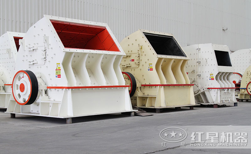 紅星錘式破碎機(jī)生產(chǎn)車間，多種機(jī)型任您挑選