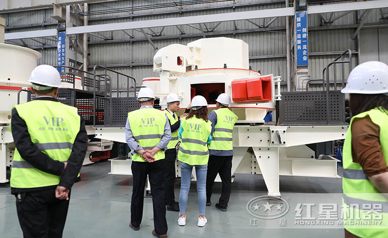 用戶來紅星廠區(qū)參觀購置制砂機(jī)