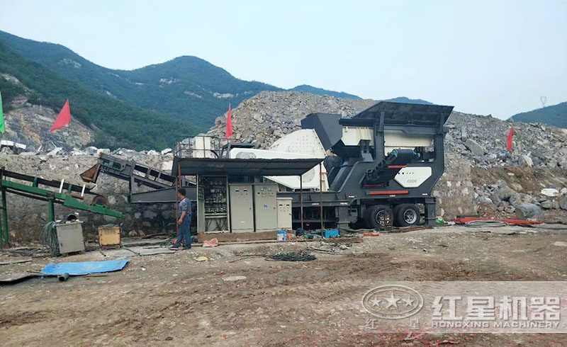 紅星移動(dòng)式錘破機(jī)碎石現(xiàn)場
