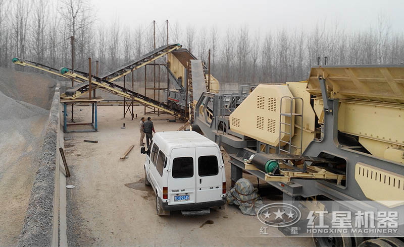 移動(dòng)破碎機(jī)生產(chǎn)現(xiàn)場(chǎng)