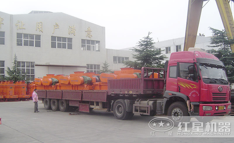 多臺紅星對輥煤炭破碎機正火速發(fā)貨中