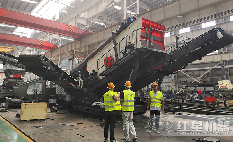 紅星移動式破石機(jī)鑄造車間，工作人員正帶領(lǐng)用戶參觀了解移動式破石機(jī)