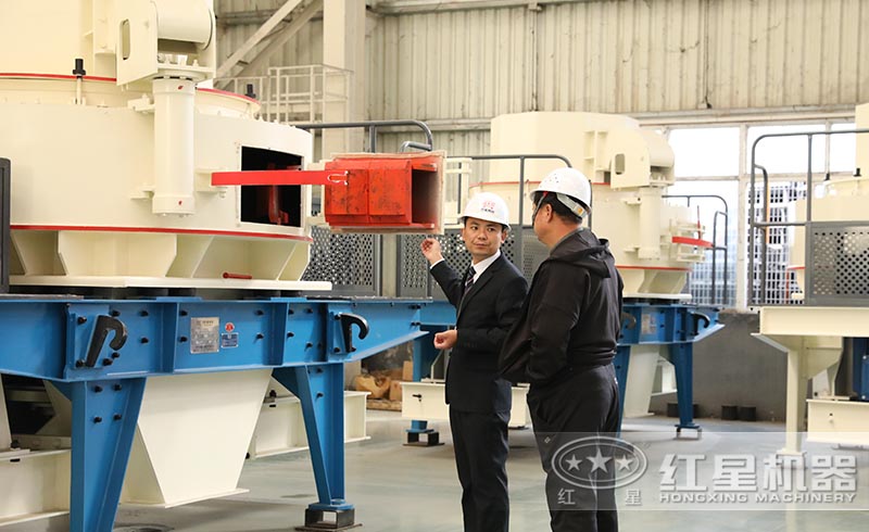 用戶來紅星廠區(qū)參觀了解石灰石粉砂機(jī)