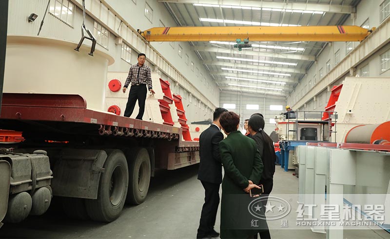 安徽用戶在紅星購(gòu)置了全套石灰石粉砂生產(chǎn)設(shè)備，正火速裝車中