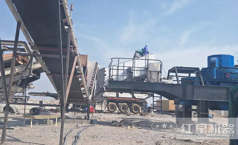 阿曼時產(chǎn)300噸的移動式沙子粉碎現(xiàn)場
