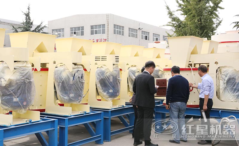 用戶來紅星廠區(qū)參觀購置沙子制造機（復(fù)合式破碎機）