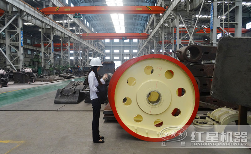 紅星顎式破碎機鑄造車間——顎式破碎機飛輪