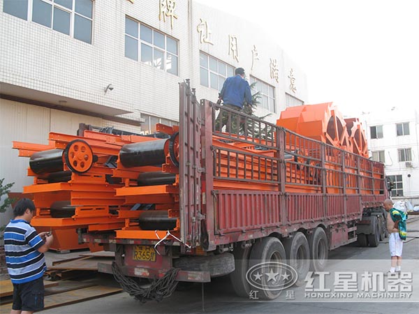 紅星膠帶輸送機正火速發(fā)貨中