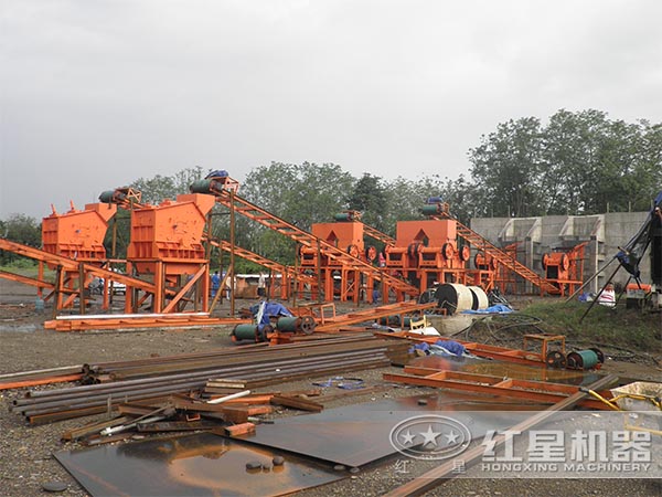 紅星用戶顎式破碎機(jī)生產(chǎn)線安裝現(xiàn)場(chǎng)