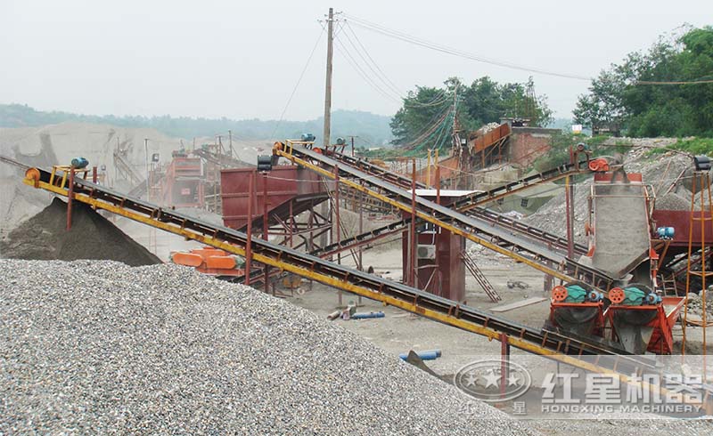 紅星用戶細破石頭生產(chǎn)線現(xiàn)場（對輥式破碎機現(xiàn)場）