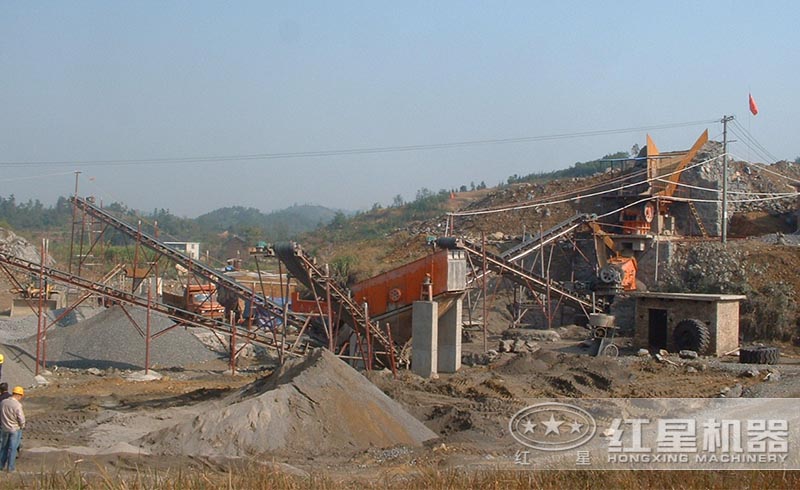 紅星顎式破碎機(jī)碎石現(xiàn)場(chǎng)