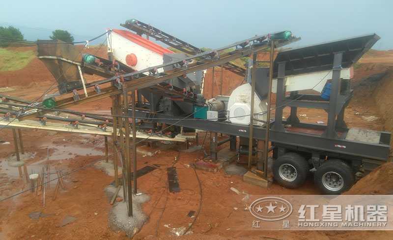 紅星用戶時產(chǎn)200噸的移動錘式磕石機碎石現(xiàn)場