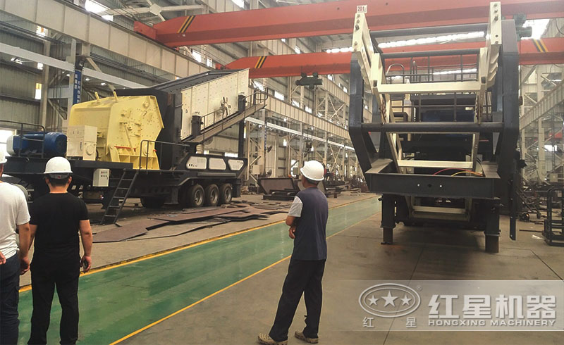 用戶來紅星廠區(qū)參觀購置流動式石頭破碎機(jī)