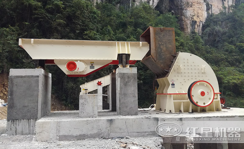 紅星重錘式破碎機(jī)碎石現(xiàn)場(chǎng)