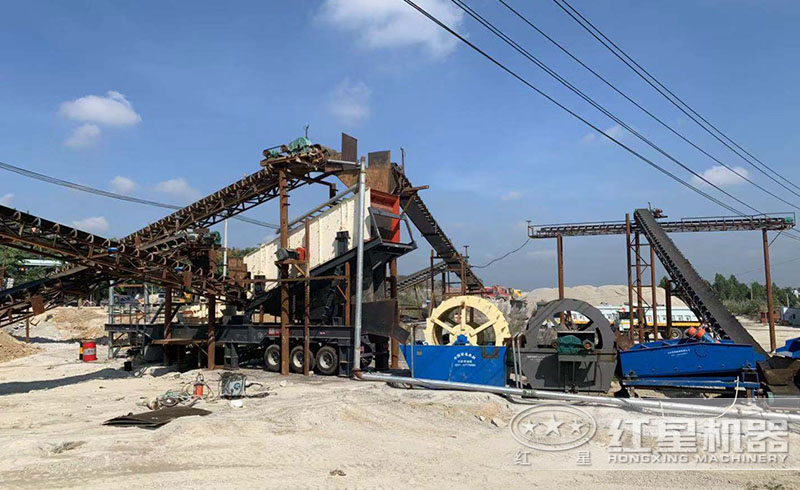 紅星用戶移動(dòng)式沙子細(xì)碎整形機(jī)制砂現(xiàn)場(chǎng)
