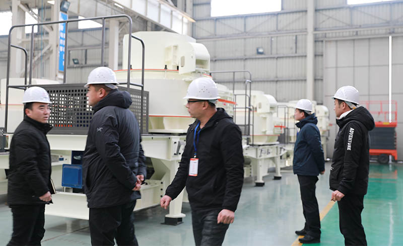 用戶來紅星廠區(qū)參觀購置大理石廢料制砂設(shè)備