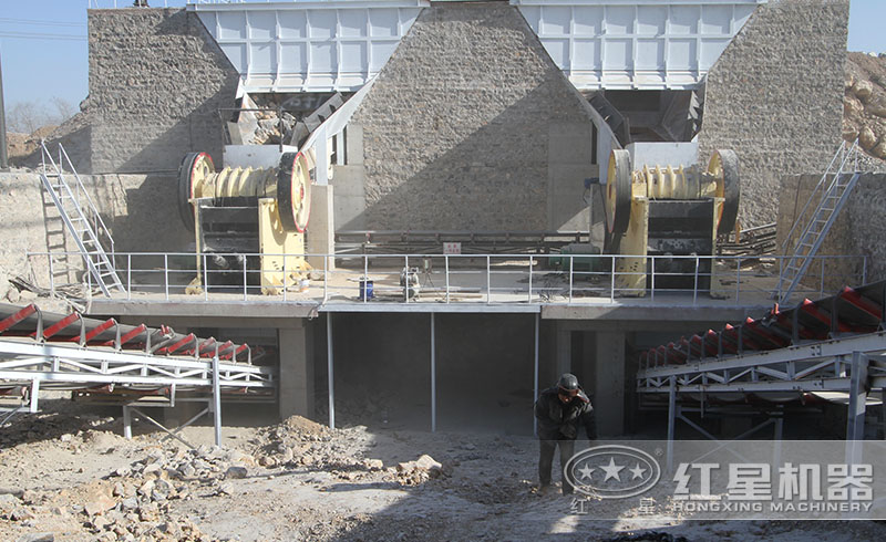 時產(chǎn)1500噸鄂式碎石機(jī)碎石現(xiàn)場